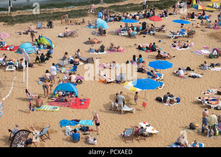 Cranbrook, Kent, Großbritannien. 4 Aug, 2018. Eine große Anzahl von Menschen sind auf Broadstairs Strand bei heißem Sommerwetter in Broadstairs, East Kent, Großbritannien, 04. August 2018 Credit: Ray Tang/ZUMA Draht/Alamy Live Nachrichten gesehen Stockfoto