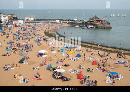 Cranbrook, Kent, Großbritannien. 4 Aug, 2018. Eine große Anzahl von Menschen sind auf Broadstairs Strand bei heißem Sommerwetter in Broadstairs, East Kent, Großbritannien, 04. August 2018 Credit: Ray Tang/ZUMA Draht/Alamy Live Nachrichten gesehen Stockfoto