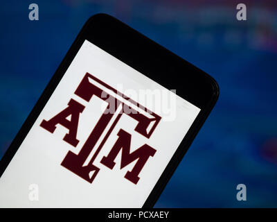 Kiew, Ukraine. 4 Aug, 2018. Die Texas A&M Aggies Anwendung gesehen auf einem Smartphone mit dem Hintergrund einer Börse shedle angezeigt. Texas A&M Aggies bezieht sich auf die Studierenden, Absolventen und Sportmannschaften der Texas A&M University. Quelle: Igor Golovniov/SOPA Images/ZUMA Draht/Alamy leben Nachrichten Stockfoto