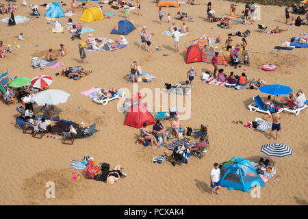 Cranbrook, Kent, Großbritannien. 4 Aug, 2018. Eine große Anzahl von Menschen sind auf Broadstairs Strand bei heißem Sommerwetter in Broadstairs, East Kent, Großbritannien, 04. August 2018 Credit: Ray Tang/ZUMA Draht/Alamy Live Nachrichten gesehen Stockfoto