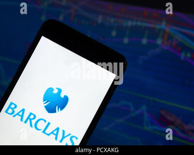 Kiew, Ukraine. 4 Aug, 2018. Die Barclays Anwendung gesehen auf einem Smartphone mit einem Hintergrund von der Börse angezeigt. Barclays plc ist eine britische multinationale Investment Bank- und Finanzdienstleistungen Unternehmens mit Sitz in London. Quelle: Igor Golovniov/SOPA Images/ZUMA Draht/Alamy leben Nachrichten Stockfoto