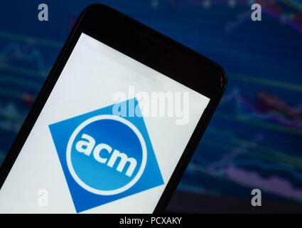 Kiew, Ukraine. 4 Aug, 2018. Die Vereinigung für Computing Machinery Logo auf einem Smartphone mit dem Hintergrund einer Börse gesehen shedle angezeigt. Die Vereinigung für Computing Machinery (ACM) ist eine internationale Gesellschaft für Datenverarbeitung gelernt. Quelle: Igor Golovniov/SOPA Images/ZUMA Draht/Alamy leben Nachrichten Stockfoto