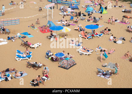 Cranbrook, Kent, Großbritannien. 4 Aug, 2018. Eine große Anzahl von Menschen sind auf Broadstairs Strand bei heißem Sommerwetter in Broadstairs, East Kent, Großbritannien, 04. August 2018 Credit: Ray Tang/ZUMA Draht/Alamy Live Nachrichten gesehen Stockfoto