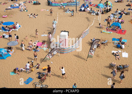 Cranbrook, Kent, Großbritannien. 4 Aug, 2018. Eine große Anzahl von Menschen sind auf Broadstairs Strand bei heißem Sommerwetter in Broadstairs, East Kent, Großbritannien, 04. August 2018 Credit: Ray Tang/ZUMA Draht/Alamy Live Nachrichten gesehen Stockfoto