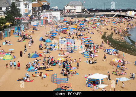 Cranbrook, Kent, Großbritannien. 4 Aug, 2018. Eine große Anzahl von Menschen sind auf Broadstairs Strand bei heißem Sommerwetter in Broadstairs, East Kent, Großbritannien, 04. August 2018 Credit: Ray Tang/ZUMA Draht/Alamy Live Nachrichten gesehen Stockfoto