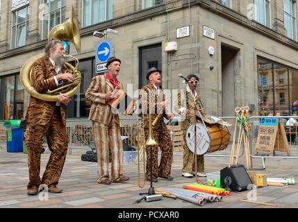 Glasgow, Schottland, Großbritannien, 4th, August, 2018. Hutcheson Street, Glasgow, Schottland, Großbritannien. Glasgow begrüßt das akustische Quartett 'Sâlt', das beim 'Encontro Street Band Festival', Teil von Glasgows Festival 2018, spielt und unterhält. Stockfoto