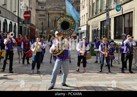 Glasgow, Schottland, Großbritannien, 4th, August, 2018. Hutcheson Street, Glasgow, Schottland, Großbritannien. Glasgow heißt die 'Baybeat Street Band' willkommen, um beim 'Encontro Street Band Festival', Teil von Glasgows Festival 2018, zu spielen und zu unterhalten. Stockfoto