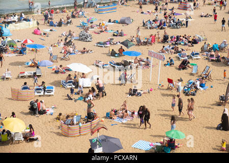 Cranbrook, Kent, Großbritannien. 4 Aug, 2018. Eine große Anzahl von Menschen sind auf Broadstairs Strand bei heißem Sommerwetter in Broadstairs, East Kent, Großbritannien, 04. August 2018 Credit: Ray Tang/ZUMA Draht/Alamy Live Nachrichten gesehen Stockfoto