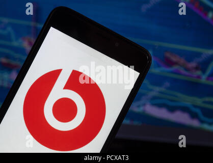 Kiew, Ukraine. 4 Aug, 2018. Die Beats logo gesehen auf einem Smartphone mit dem Hintergrund einer Börse shedle angezeigt. Beats Marke in Kopfhörer. Quelle: Igor Golovniov/SOPA Images/ZUMA Draht/Alamy leben Nachrichten Stockfoto