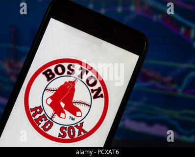 Kiew, Ukraine. 4 Aug, 2018. Die Boston Red Sox logo gesehen auf einem Smartphone mit dem Hintergrund einer Börse shedle angezeigt. Die Boston Red Sox sind eine US-amerikanische professionelle Baseball Team in Boston, Massachusetts. Quelle: Igor Golovniov/SOPA Images/ZUMA Draht/Alamy leben Nachrichten Stockfoto