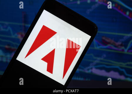 Kiew, Ukraine. 4 Aug, 2018. Adobe Systems Logo n gesehen auf einem Smartphone mit dem Hintergrund einer Börse shedle angezeigt. Adobe Systems Incorporated, die gemeinhin als Adobe bekannt, ist eine US-amerikanische multinationale computer software unternehmen. Das Unternehmen ist in San Jose, Kalifornien, USA. Quelle: Igor Golovniov/SOPA Images/ZUMA Draht/Alamy leben Nachrichten Stockfoto