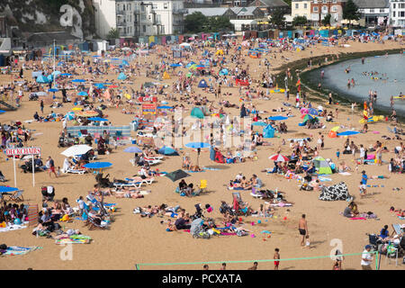 Cranbrook, Kent, Großbritannien. 4 Aug, 2018. Eine große Anzahl von Menschen sind auf Broadstairs Strand bei heißem Sommerwetter in Broadstairs, East Kent, Großbritannien, 04. August 2018 Credit: Ray Tang/ZUMA Draht/Alamy Live Nachrichten gesehen Stockfoto