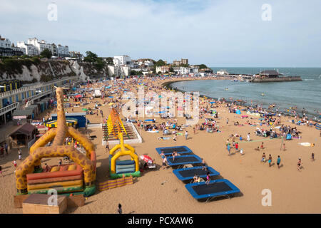 Cranbrook, Kent, Großbritannien. 4 Aug, 2018. Eine große Anzahl von Menschen sind auf Broadstairs Strand bei heißem Sommerwetter in Broadstairs, East Kent, Großbritannien, 04. August 2018 Credit: Ray Tang/ZUMA Draht/Alamy Live Nachrichten gesehen Stockfoto