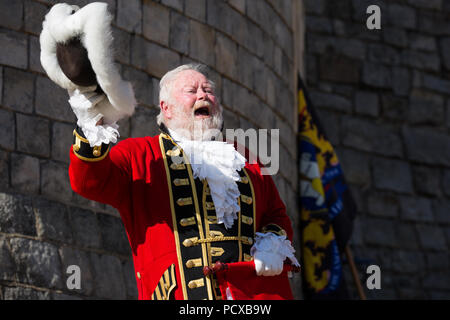 Windsor, Großbritannien. 4. August 2018. Trevor Heeks, Stadtausrufer von Trowbridge, nimmt teil an der Alten und ehrenvolle Gilde Town Criers (AHGTC) nationalen Meisterschaft unter den Mauern von Schloss Windsor. 40 Town criers aus ganz Großbritannien und zwei aus Australien konkurrieren in zwei Runden von Weinen, die ersten, die ein Home Schrei auf Diktion, den Tonfall, die Klarheit und die Lautstärke und die zweite ein Schrei auf das Thema 'Feier' gezählt. Credit: Mark Kerrison/Alamy leben Nachrichten Stockfoto