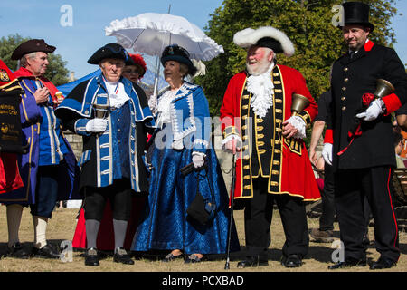 Windsor, Großbritannien. 4. August 2018. 40 Town criers aus ganz Großbritannien und zwei aus Australien sammeln außerhalb Schloss Windsor für die Preisverleihung in der Alten und ehrenvolle Gilde Town Criers (AHGTC) nationale Meisterschaft. Sie in zwei Runden zu weinen konkurrierten, der erste, der eine home Schrei auf Diktion, den Tonfall, die Klarheit und die Lautstärke und die zweite ein Schrei auf das Thema 'Feier' gezählt. Credit: Mark Kerrison/Alamy leben Nachrichten Stockfoto