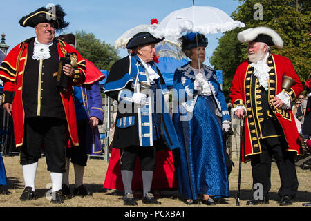 Windsor, Großbritannien. 4. August 2018. 40 Town criers aus ganz Großbritannien und zwei aus Australien sammeln außerhalb Schloss Windsor für die Preisverleihung in der Alten und ehrenvolle Gilde Town Criers (AHGTC) nationale Meisterschaft. Sie in zwei Runden zu weinen konkurrierten, der erste, der eine home Schrei auf Diktion, den Tonfall, die Klarheit und die Lautstärke und die zweite ein Schrei auf das Thema 'Feier' gezählt. Credit: Mark Kerrison/Alamy leben Nachrichten Stockfoto