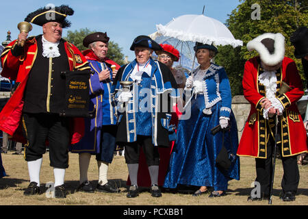 Windsor, Großbritannien. 4. August 2018. 40 Town criers aus ganz Großbritannien und zwei aus Australien sammeln außerhalb Schloss Windsor für die Preisverleihung in der Alten und ehrenvolle Gilde Town Criers (AHGTC) nationale Meisterschaft. Sie in zwei Runden zu weinen konkurrierten, der erste, der eine home Schrei auf Diktion, den Tonfall, die Klarheit und die Lautstärke und die zweite ein Schrei auf das Thema 'Feier' gezählt. Credit: Mark Kerrison/Alamy leben Nachrichten Stockfoto