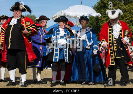 Windsor, Großbritannien. 4. August 2018. 40 Town criers aus ganz Großbritannien und zwei aus Australien sammeln außerhalb Schloss Windsor für die Preisverleihung in der Alten und ehrenvolle Gilde Town Criers (AHGTC) nationale Meisterschaft. Sie in zwei Runden zu weinen konkurrierten, der erste, der eine home Schrei auf Diktion, den Tonfall, die Klarheit und die Lautstärke und die zweite ein Schrei auf das Thema 'Feier' gezählt. Credit: Mark Kerrison/Alamy leben Nachrichten Stockfoto