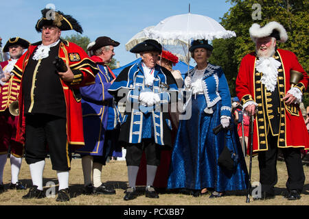 Windsor, Großbritannien. 4. August 2018. 40 Town criers aus ganz Großbritannien und zwei aus Australien sammeln außerhalb Schloss Windsor für die Preisverleihung in der Alten und ehrenvolle Gilde Town Criers (AHGTC) nationale Meisterschaft. Sie in zwei Runden zu weinen konkurrierten, der erste, der eine home Schrei auf Diktion, den Tonfall, die Klarheit und die Lautstärke und die zweite ein Schrei auf das Thema 'Feier' gezählt. Credit: Mark Kerrison/Alamy leben Nachrichten Stockfoto