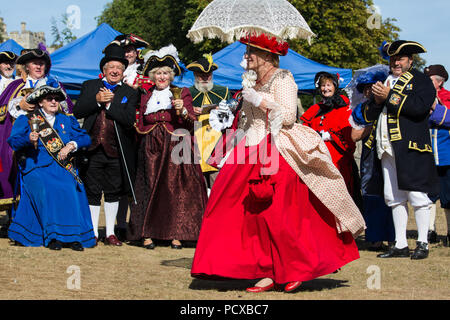 Windsor, Großbritannien. 4. August 2018. Lilian Heeks gewinnt den Preis für den besten gekleidet Consort an den Antiken und ehrenvolle Gilde Town Criers (AHGTC) nationalen Meisterschaft unter den Mauern von Schloss Windsor. 40 criers aus der ganzen Vereinigten Königreich und zwei aus Australien konkurrierten in zwei Runden von Weinen, die ersten, die ein Home Schrei auf Diktion, den Tonfall, die Klarheit und die Lautstärke und die zweite ein Schrei auf das Thema 'Feier' gezählt. Credit: Mark Kerrison/Alamy leben Nachrichten Stockfoto