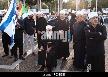 Tel Aviv, Israel. 4 Aug, 2018. Drusen Mitglieder in Israel protestieren gegen das umstrittene "jüdischen Nationalstaat' Recht an Rabin Platz in Tel Aviv, Israel, am Aug 4, 2018. Israel ein Gesetz verabschiedet, dass das Land definiert als "ausschliesslich jüdischen Staat" am 19. Juli. Credit: Jini/Tomer Neuberg/Xinhua/Alamy leben Nachrichten Stockfoto