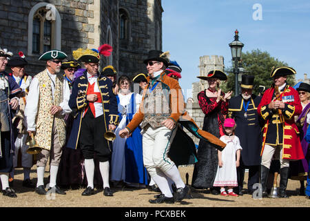 Windsor, Großbritannien. 4. August 2018. Mark Wylie, Stadtausrufer von Calne, gewinnt den 2. Platz bei den alten Damen und Herren Gilde Town Criers (AHGTC) nationalen Meisterschaft unter den Mauern von Schloss Windsor. 40 criers aus der ganzen Vereinigten Königreich und zwei aus Australien konkurrierten in zwei Runden von Weinen, die ersten, die ein Home Schrei auf Diktion, den Tonfall, die Klarheit und die Lautstärke und die zweite ein Schrei auf das Thema 'Feier' gezählt. Credit: Mark Kerrison/Alamy leben Nachrichten Stockfoto