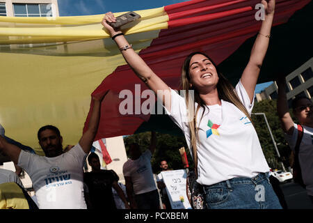 Tel Aviv, Israel. 4 Aug, 2018. Drusen Mitglieder in Israel protestieren gegen das umstrittene "jüdischen Nationalstaat' Recht an Rabin Platz in Tel Aviv, Israel, am Aug 4, 2018. Israel ein Gesetz verabschiedet, dass das Land definiert als "ausschliesslich jüdischen Staat" am 19. Juli. Credit: Jini/Tomer Neuberg/Xinhua/Alamy leben Nachrichten Stockfoto