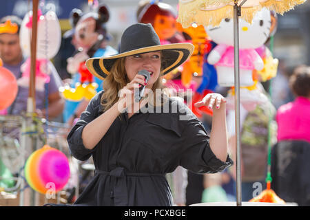 Stockton-on-Tees, Großbritannien. Samstag, 4. August 2018. Eine Street Performer aus Delinus singt Jazz Songs bei "Chez Jopie", eine einzigartige mobile Café, auf der 31. Internationalen Stockton Riverside Festival. Credit: Andrew Nicholson/Alamy leben Nachrichten Stockfoto