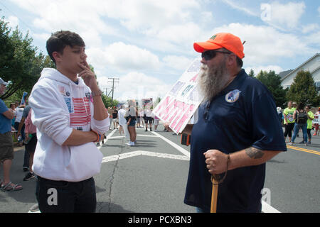 Fairfax, VA 4. August 2018, USA: Demonstranten auf den gegenüberliegenden Seiten der Gun control Problem Vortrag bei der NRA Protest in Virginia. Demonstranten auf beiden Seiten der Pistole control Problem Kundgebung am nationalen Sitz der National Rifle Association (NRA) in Fairfax, VA. "Der März auf Demonstranten die NRB' säumen die Straßen in Fron der Hauptsitz. DC. Patsy Lynch/MediaPunch Credit: MediaPunch Inc/Alamy leben Nachrichten Stockfoto