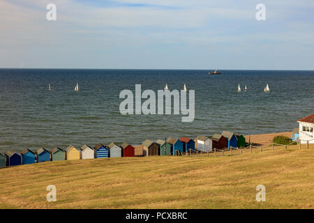 Herne Bay, Kent, Großbritannien. August 4 2018. UK Wetter. Nach einem Tag bewölkt, aber warm, der Wind nimmt wie die Sonne beginnt an der Themsemündung Nord Küste von Kent zu setzen. Die Menschen nutzen die Clearing cloud Picknicks am Strand, Spaziergänge und Sitzen nur im Sonnenlicht. Richard Donovan/Alamy leben Nachrichten Stockfoto