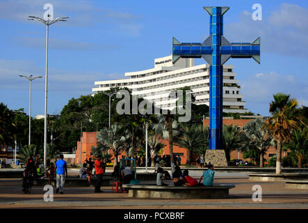 Puerto La Cruz, Anzoategui, Venezuela. 3 Aug, 2018. August 03, 2018. Kreuz des Paseo Col''""" n, Symbol der Stadt. Der Paseo de La Cruz und El Mar 1 auch als "El Paseo Col''""" n bekannt, ist eine breite Promenade liegt nördlich von Puerto la Cruz, einer Stadt im Nordwesten von Venezuela. Es war am 3. Mai 1967 eröffnet. Es ist mit diesem Namen, weil der Platz, die zu Ehren von Christoph Kolumbus auf der östlichen Seite der Promenade war bekannt. Heute ist die Wanderung hat eine breite Allee und einer großen Fußgängerzone. In diesem Raum die traditionelle Handwerker von Puerto La Cruz entfernt. Der Paseo Col''""" n ist ein Muss - siehe Stockfoto