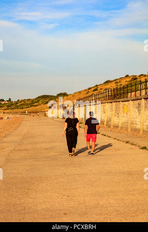 Herne Bay, Kent, Großbritannien. August 4 2018. UK Wetter. Nach einem Tag bewölkt, aber warm, der Wind nimmt wie die Sonne beginnt an der Themsemündung Nord Küste von Kent zu setzen. Die Menschen nutzen die Clearing cloud Picknicks am Strand, Spaziergänge und Sitzen nur im Sonnenlicht. Richard Donovan/Alamy leben Nachrichten Stockfoto