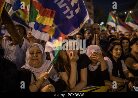 Tel Aviv, Israel. 04 Aug, 2018. Israelis der drusischen Minderheit nehmen Sie teil an einem Protest gegen Israels neue jüdische Nation Rechnung in Tel Aviv, Israel, 04. August 2018. Tausende von Drusen und jüdische Anhänger sammelte auf Rabin Platz im Zentrum von Tel Aviv gegen ein umstrittenes Gesetz, dass Kritiker sagen Nebenerwerben Israels nicht-jüdischen Bürgern. Credit: Ilia Yefimovich/dpa/Alamy leben Nachrichten Stockfoto