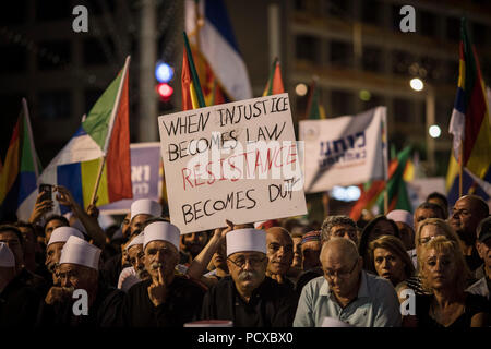 Tel Aviv, Israel. 04 Aug, 2018. Israelis der drusischen Minderheit nehmen Sie teil an einem Protest gegen Israels neue jüdische Nation Rechnung in Tel Aviv, Israel, 04. August 2018. Tausende von Drusen und jüdische Anhänger sammelte auf Rabin Platz im Zentrum von Tel Aviv gegen ein umstrittenes Gesetz, dass Kritiker sagen Nebenerwerben Israels nicht-jüdischen Bürgern. Credit: Ilia Yefimovich/dpa/Alamy leben Nachrichten Stockfoto