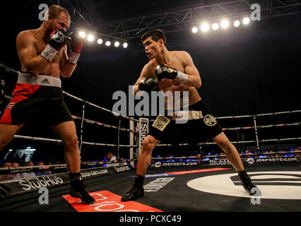 Cardiff, Großbritannien. 4. August 2018. DANIYAR YELEUSSINOV (Kasachstan) Schwarzes Gold Shorts v GABOR GORBICS (Ungarn) Welterweight Wettbewerb bei 10 st. 9 lbs YELEUSSINOV durch die Entscheidung Kredit gewonnen: Huw Fairclough/Alamy leben Nachrichten Stockfoto