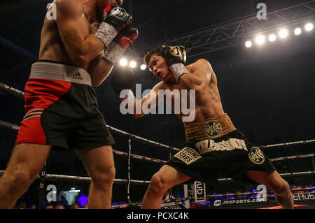 Cardiff, Großbritannien. 4. August 2018. DANIYAR YELEUSSINOV (Kasachstan) Schwarzes Gold Shorts v GABOR GORBICS (Ungarn) Welterweight Wettbewerb bei 10 st. 9 lbs YELEUSSINOV durch die Entscheidung Kredit gewonnen: Huw Fairclough/Alamy leben Nachrichten Stockfoto