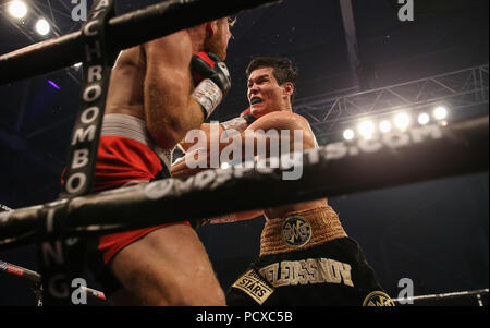 Cardiff, Großbritannien. 4. August 2018. DANIYAR YELEUSSINOV (Kasachstan) Schwarzes Gold Shorts v GABOR GORBICS (Ungarn) Welterweight Wettbewerb bei 10 st. 9 lbs YELEUSSINOV durch die Entscheidung Kredit gewonnen: Huw Fairclough/Alamy leben Nachrichten Stockfoto