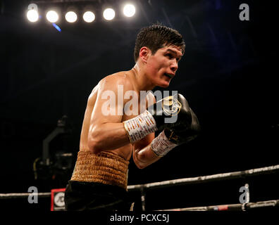 Cardiff, Großbritannien. 4. August 2018. DANIYAR YELEUSSINOV (Kasachstan) Schwarzes Gold Shorts v GABOR GORBICS (Ungarn) Welterweight Wettbewerb bei 10 st. 9 lbs YELEUSSINOV durch die Entscheidung Kredit gewonnen: Huw Fairclough/Alamy leben Nachrichten Stockfoto