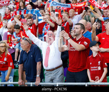 Aviva Stadium, Dublin, Irland. 4 Aug, 2018. Vor der Saison Fußball-freundlichen, internationalen Champions Cup, Liverpool gegen Napoli; Liverpool Fans jubeln auf Ihren Team Credit: Aktion plus Sport/Alamy leben Nachrichten Stockfoto