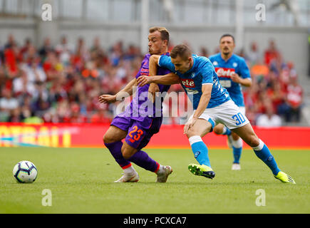 Aviva Stadium, Dublin, Irland. 4 Aug, 2018. Vor der Saison Fußball-freundlichen, internationalen Champions Cup, Liverpool gegen Napoli; Xherdan Shaqiri (Liverpool) kämpfen um den Ball Credit: Aktion plus Sport/Alamy leben Nachrichten Stockfoto