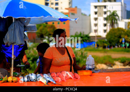 Puerto La Cruz, Carabobo, Venezuela. 3 Aug, 2018. August 03, 2018. Fischer und Verkäufer das tägliche Leben am Strand und rund um die beliebte Freuden des Meeres, im Los Cocos Sektor der Stadt Puerto la Cruz, anzoategui Zustand befindet. Venezuela. Foto: Juan Carlos Hernandez Credit: Juan Carlos Hernandez/ZUMA Draht/Alamy leben Nachrichten Stockfoto