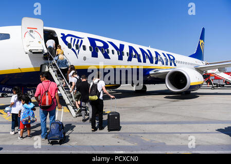 Krakau, Polen. 4 Aug, 2018. Passagiere Ryanair Boeing 737-800 Flugzeuge in Krakau John Paul II International Airport. Credit: Omar Marques/SOPA Images/ZUMA Draht/Alamy leben Nachrichten Stockfoto