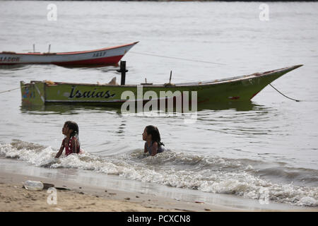 Puerto La Cruz, Carabobo, Venezuela. 3 Aug, 2018. August 03, 2018. Fischer und Verkäufer das tägliche Leben am Strand und rund um die beliebte Freuden des Meeres, im Los Cocos Sektor der Stadt Puerto la Cruz, anzoategui Zustand befindet. Venezuela. Foto: Juan Carlos Hernandez Credit: Juan Carlos Hernandez/ZUMA Draht/Alamy leben Nachrichten Stockfoto