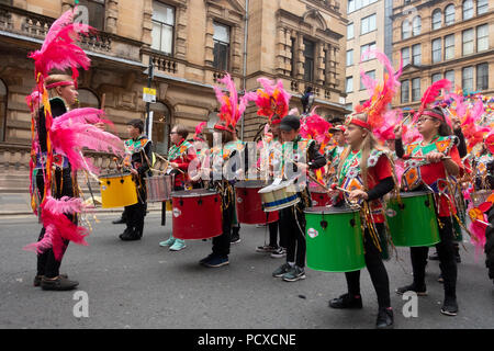 Glasgow, Schottland, Großbritannien. 04. August 2018. Kind Trommler aufgereiht vor ihren Führer, warten auf den Beginn des Karnevals Prozession der Merchant City Festival. Das Festival ist Teil des Festivals 2018 eine Stadt - große kulturelle Ereignis parallel Glasgow 2018, der Europameisterschaft. Credit: Elizabeth Leyden/Alamy leben Nachrichten Stockfoto