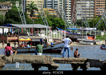 Puerto La Cruz, Carabobo, Venezuela. 3 Aug, 2018. August 03, 2018. Fischer und Verkäufer das tägliche Leben am Strand und rund um die beliebte Freuden des Meeres, im Los Cocos Sektor der Stadt Puerto la Cruz, anzoategui Zustand befindet. Venezuela. Foto: Juan Carlos Hernandez Credit: Juan Carlos Hernandez/ZUMA Draht/Alamy leben Nachrichten Stockfoto