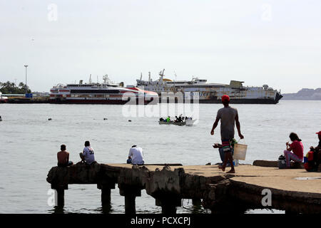 Puerto La Cruz, Carabobo, Venezuela. 3 Aug, 2018. August 03, 2018. Fischer und Verkäufer das tägliche Leben am Strand und rund um die beliebte Freuden des Meeres, im Los Cocos Sektor der Stadt Puerto la Cruz, anzoategui Zustand befindet. Venezuela. Foto: Juan Carlos Hernandez Credit: Juan Carlos Hernandez/ZUMA Draht/Alamy leben Nachrichten Stockfoto