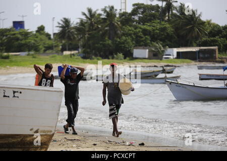 Puerto La Cruz, Carabobo, Venezuela. 3 Aug, 2018. August 03, 2018. Fischer und Verkäufer das tägliche Leben am Strand und rund um die beliebte Freuden des Meeres, im Los Cocos Sektor der Stadt Puerto la Cruz, anzoategui Zustand befindet. Venezuela. Foto: Juan Carlos Hernandez Credit: Juan Carlos Hernandez/ZUMA Draht/Alamy leben Nachrichten Stockfoto