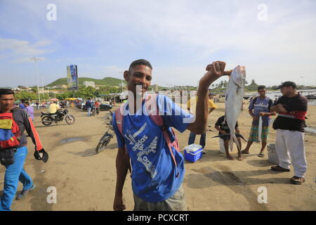 Puerto La Cruz, Carabobo, Venezuela. 3 Aug, 2018. August 03, 2018. Fischer und Verkäufer das tägliche Leben am Strand und rund um die beliebte Freuden des Meeres, im Los Cocos Sektor der Stadt Puerto la Cruz, anzoategui Zustand befindet. Venezuela. Foto: Juan Carlos Hernandez Credit: Juan Carlos Hernandez/ZUMA Draht/Alamy leben Nachrichten Stockfoto