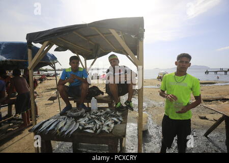 Puerto La Cruz, Carabobo, Venezuela. 3 Aug, 2018. August 03, 2018. Fischer und Verkäufer das tägliche Leben am Strand und rund um die beliebte Freuden des Meeres, im Los Cocos Sektor der Stadt Puerto la Cruz, anzoategui Zustand befindet. Venezuela. Foto: Juan Carlos Hernandez Credit: Juan Carlos Hernandez/ZUMA Draht/Alamy leben Nachrichten Stockfoto