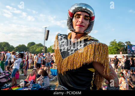 Brighton, UK. 4. August 2018. Festivalbesucher erfreuen sich während der Britney Spears Konzert in diesem Jahr stolz in Brighton, East Sussex. Credit: Andrew Hasson/Alamy leben Nachrichten Stockfoto